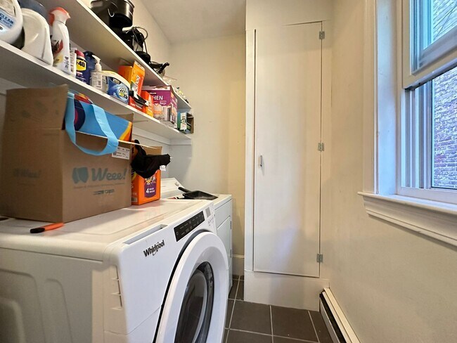 Foto del edificio - Massive Duplex with Full Luxury Renovation...