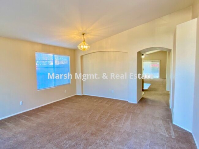 Foto del edificio - Great 3 bedroom home with lots of living s...