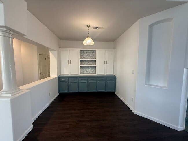 Foto del edificio - Spacious 4-Bedroom Corner Home MOVE IN SPECIAL