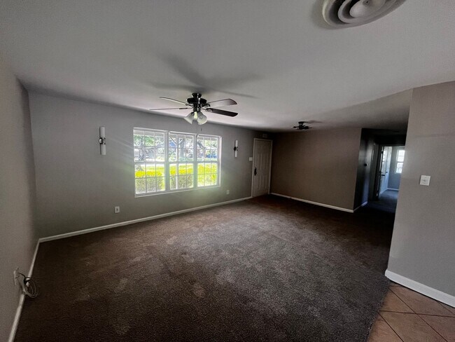 Foto del edificio - Freshly updated home with privacy fence in...