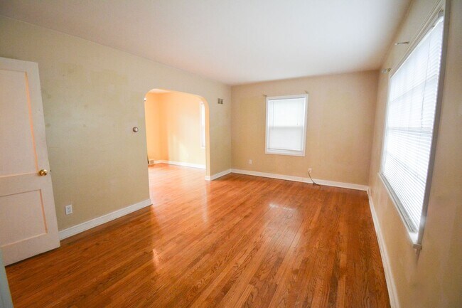 Building Photo - Conveniently located 3 bed 1.5 with Fenced...