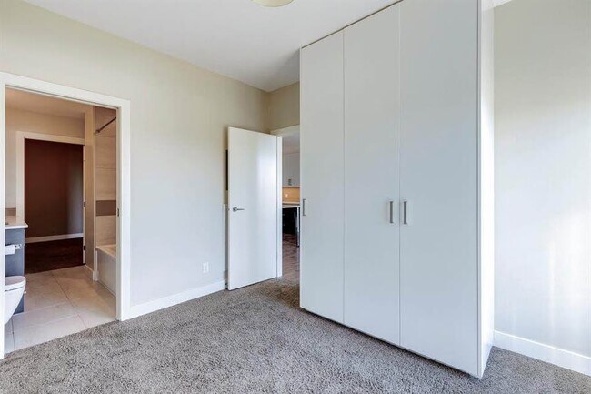 Building Photo - Stylish Living -- Modern 2-Bed, 2-Bath Con...