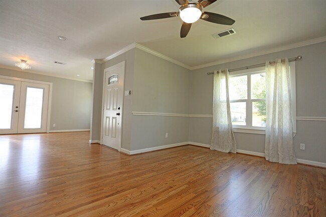 Foto del edificio - 1721 Woodcrest Dr