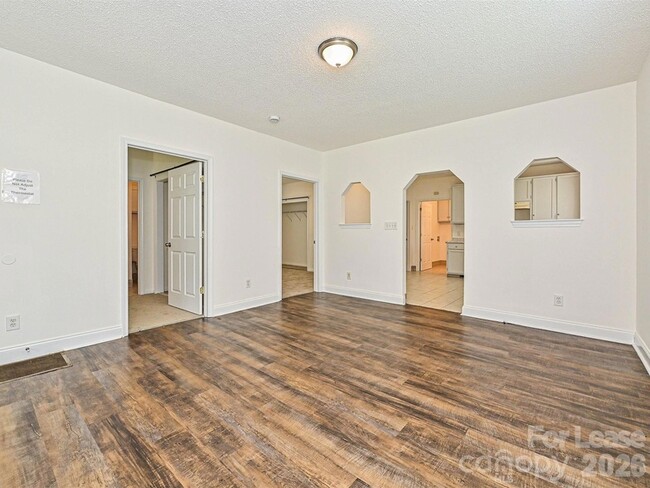 Building Photo - 610 N Pear St