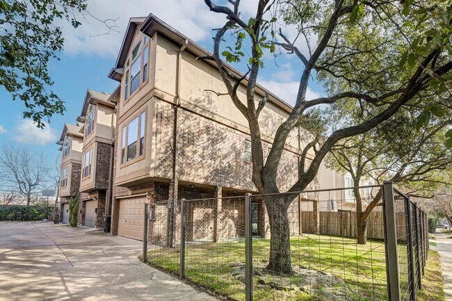 Foto del edificio - 4018 Childress St