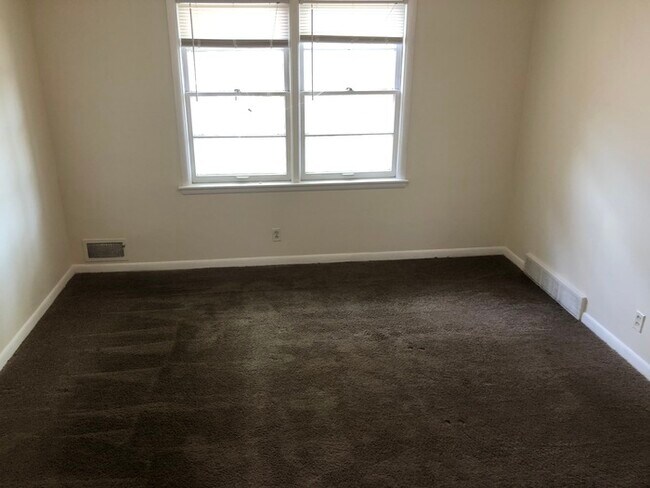 Building Photo - Two bedroom in St Matthews for rent