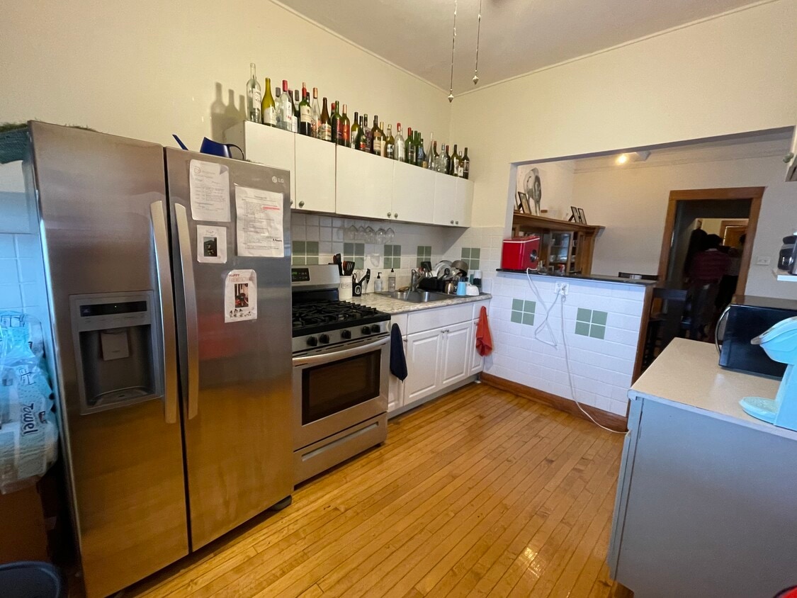 Kitchen - 6310 N Lakewood Ave