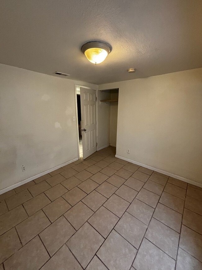 Building Photo - 511 W 12th St