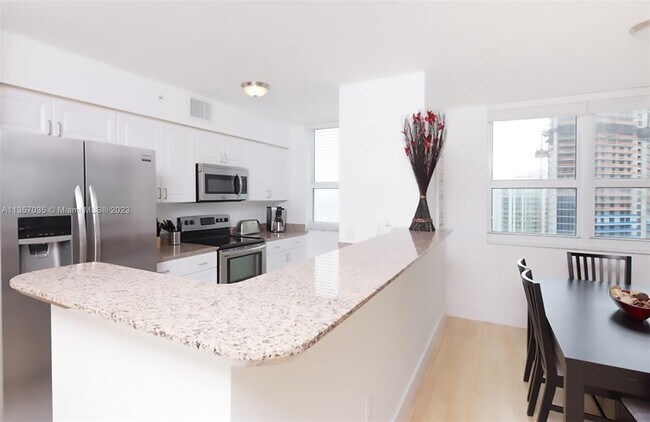 Building Photo - 1155 Brickell Bay Dr