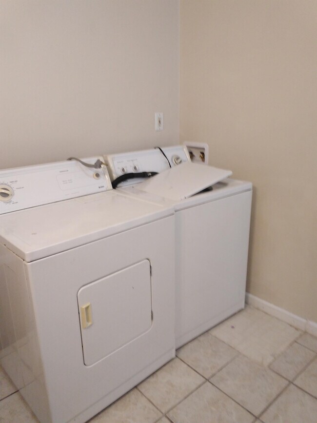 Building Photo - 709 S Poplar St