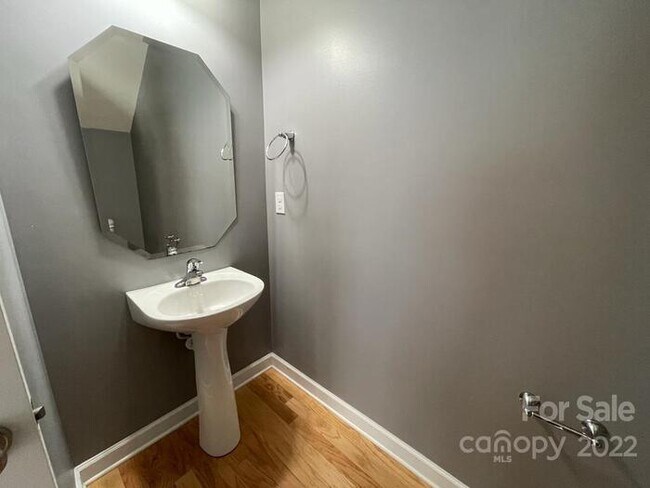 Building Photo - Townhome in Ballantyne with 2 car garage a...