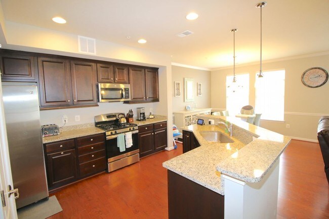 Building Photo - Stunning TH in Dane Ridge