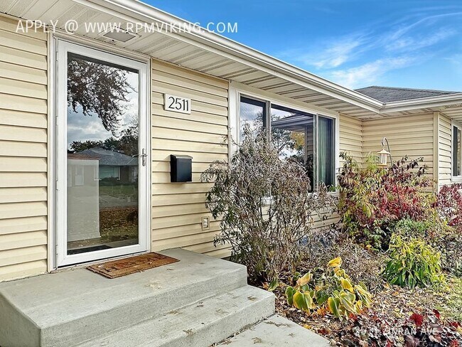 Building Photo - 4br 2ba 2 Car Garage ~ Flexible Terms ~ 9 ...