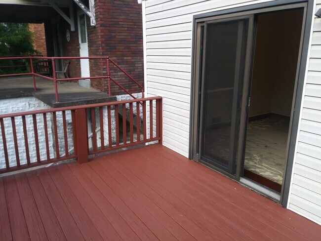 Deck of master bedroom - 2064 Dartmore St