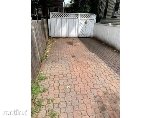 Building Photo - 2 br, 1 bath Triplex - 253 Broadway