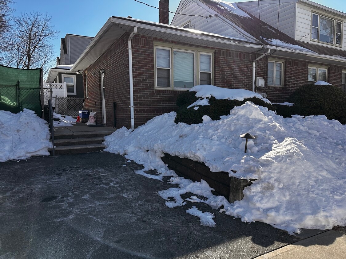 Building Photo - 295 Grove St