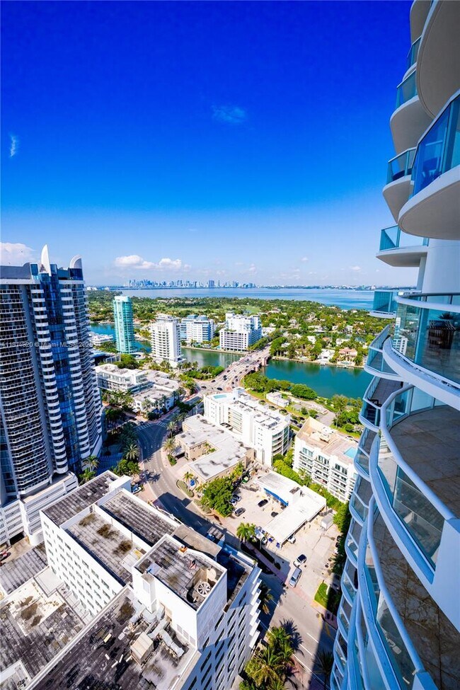 Foto del edificio - 6365 Collins Ave