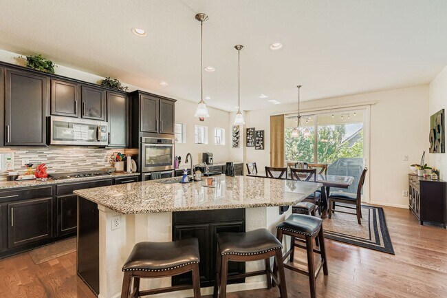 Foto del edificio - GORGEOUS 4 BED/3.5 BATH IN CHARMING ANTHEM...