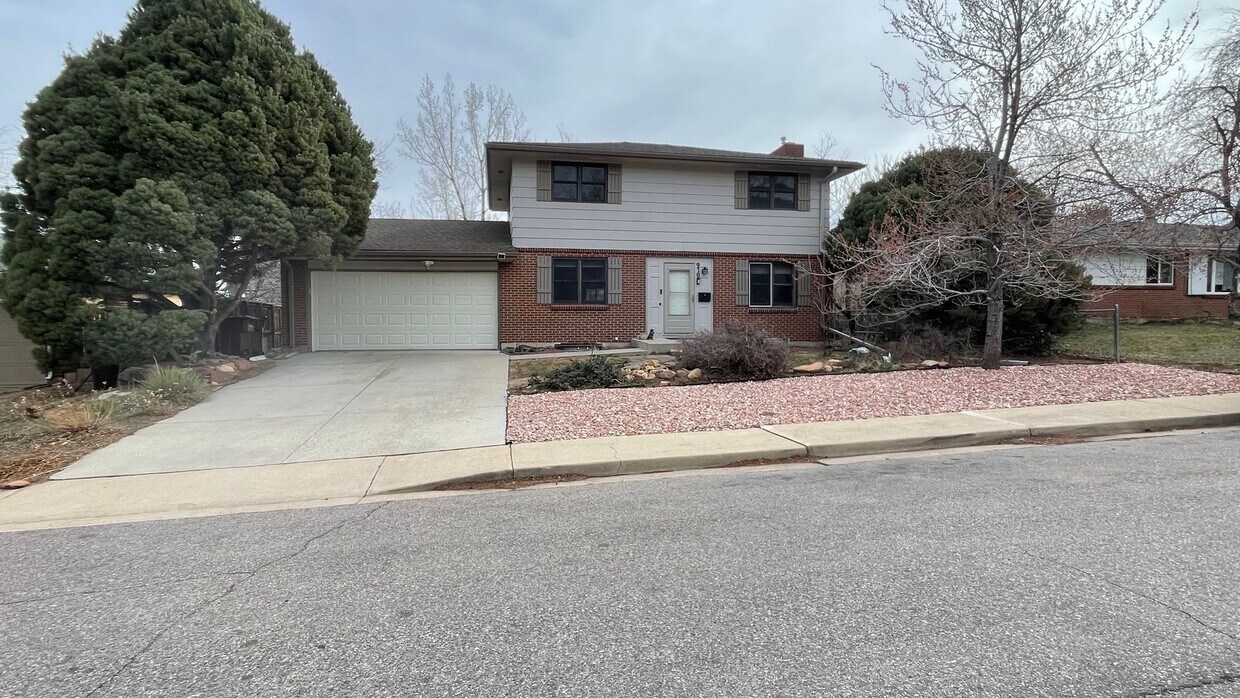 Foto principal - Spacious 4-Bedroom with Mountain Views & U...
