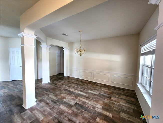 Building Photo - 105 E Great Plains Trail