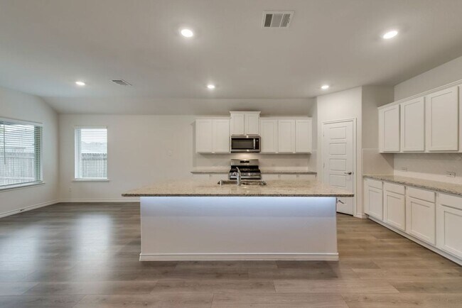 Building Photo - Beautifully Constructed 4 Bed 2 Bath - Lit...
