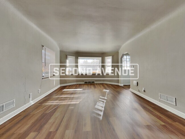Building Photo - 5564 Raceview Ave
