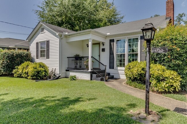 Building Photo - Beautiful 2 Bed 1 Bath Available in August!