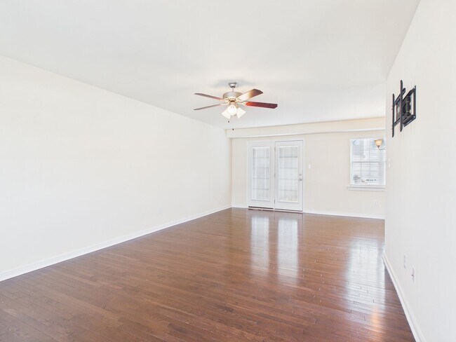 Building Photo - 3121 Divine Dr