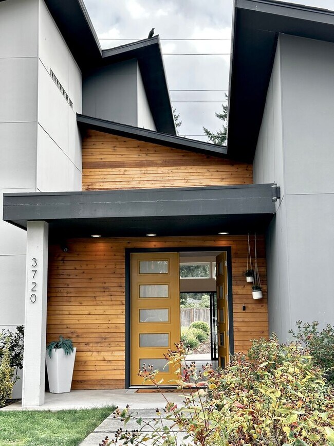 Foto del edificio - 6 BR / 4 BA – 4,100 SQ FT with Patio, Full...