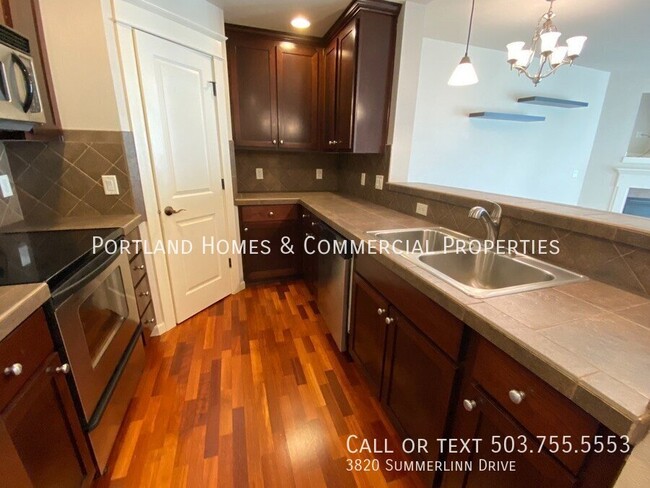 Foto del edificio - 2 Bed Townhome in a West Linn Community wi...