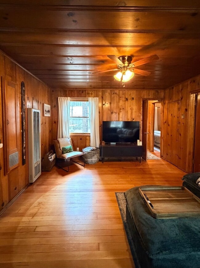 Building Photo - Cozy 2 Bedroom Dog Friendly Cabin with Fully Fenced Yard in South Lake Tahoe