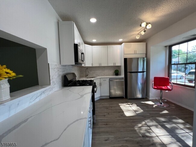 Foto del edificio - 67 Woodward Ln
