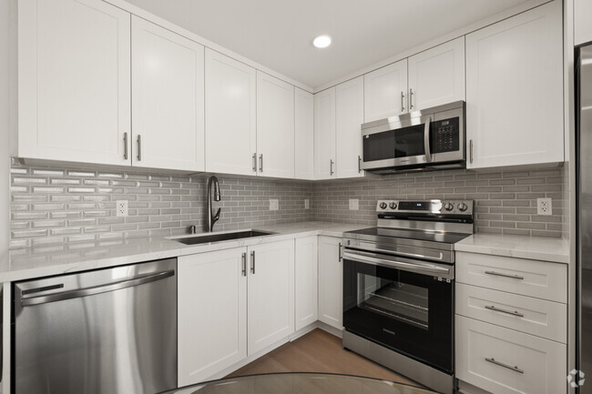 1BR, 1BA - 860SF - Kitchen - The Harper on Beverly