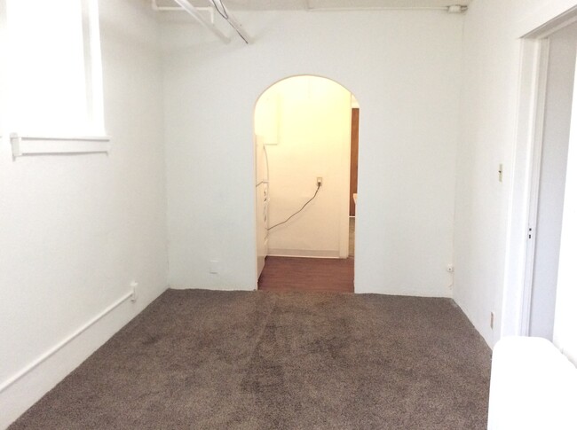Building Photo - 3020 W 28th St