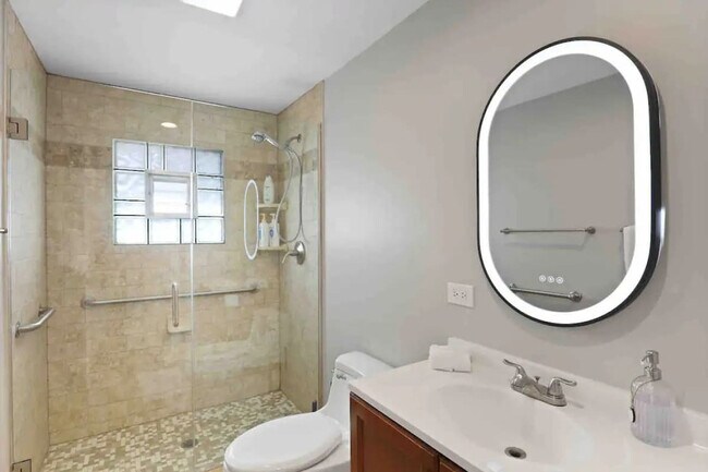 Foto del edificio - 1523 Bates Ln