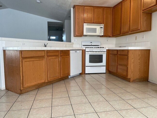 Foto del edificio - 3+2 AVAILABLE NOW!!