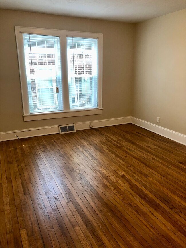 Building Photo - One Bedroom Apartment Near UNCG & Downtown...
