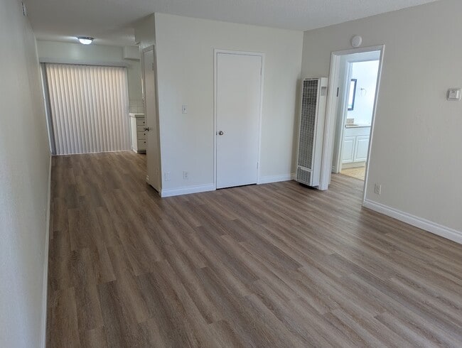 Entry / living room - 216 Melrose Dr