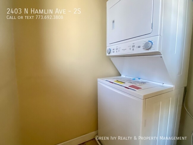 Foto del edificio - 2403 N Hamlin Ave