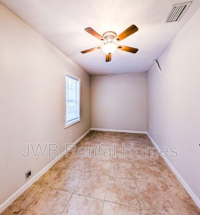 Foto del edificio - 1210 Rensselaer Ave