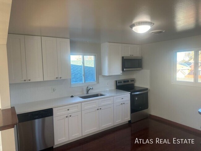 Foto del edificio - Updated 4-Bedroom Rental with Large Garage...