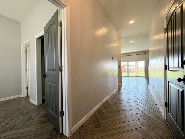 Foto del edificio - Spacious East El Paso 5 bed Refrig A/C!