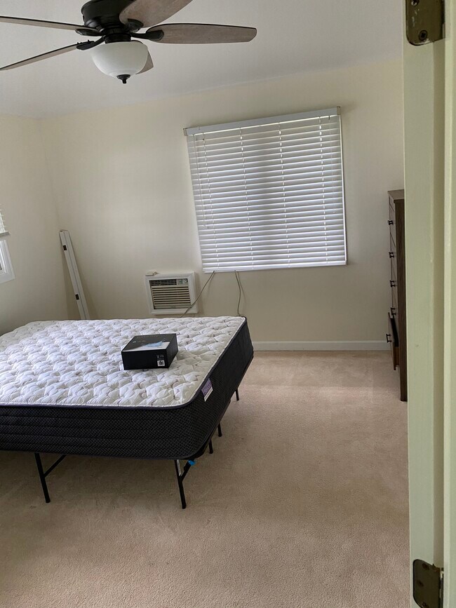 Cama nueva con base móvil - 3005 Hoaloha Pl