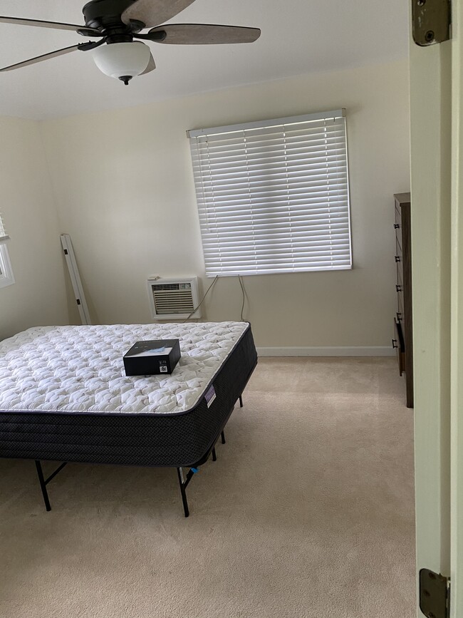 New bed with movable base - 3005 Hoaloha Pl