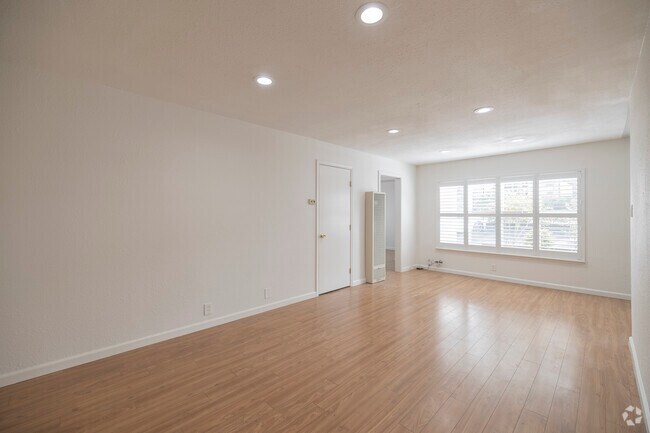 2BR, 1BA - 800SF - Living Room - 2249 Bonar St