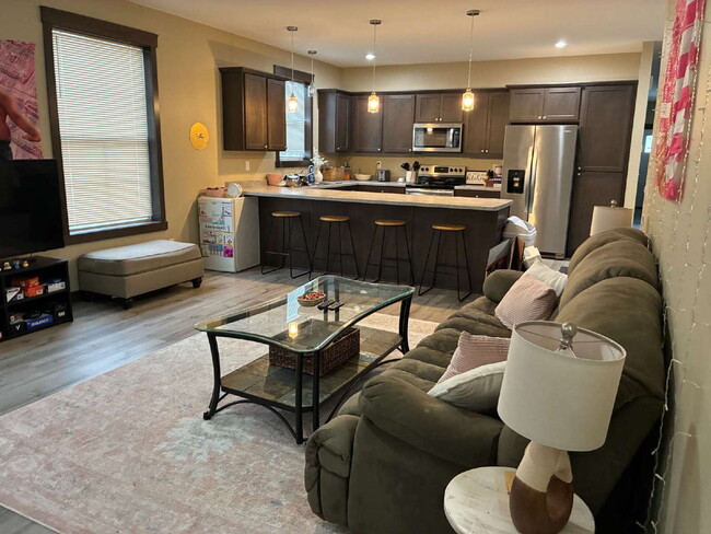 Building Photo - 5 Bed 3 Bath close to UWEC, bike trails, Carson Park, and The Sonnentag!