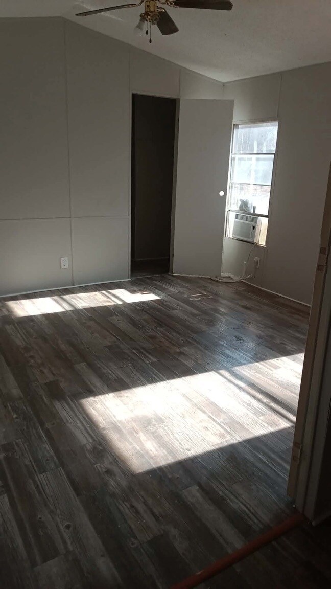 Foto del edificio - 30129 Butler Rd