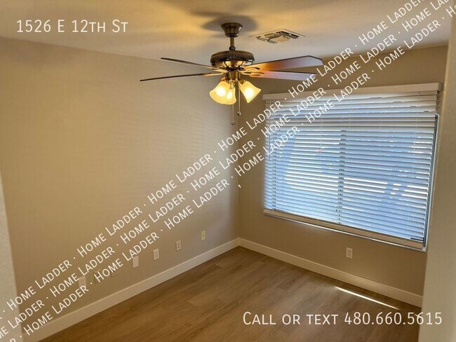 Building Photo - 1526 E 12th St - Awesome Layout - 4 Bedroo...