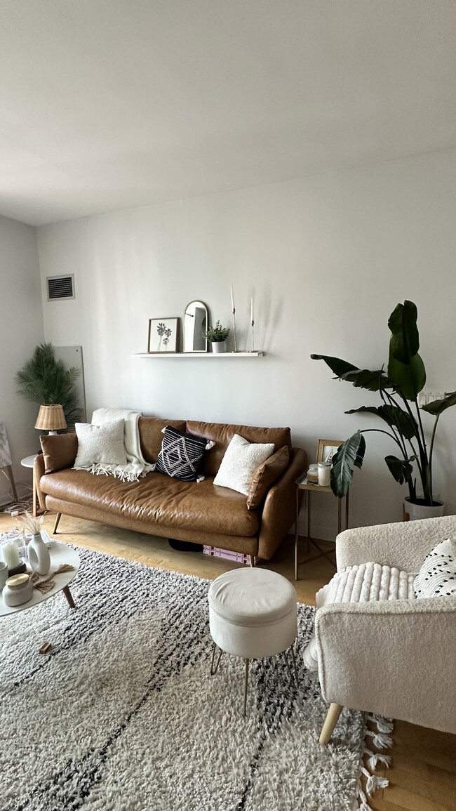Living Room - 421 W Huron St