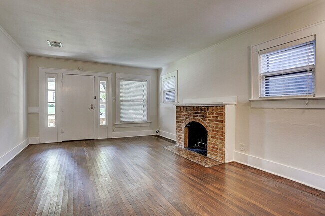 Building Photo - Well Maintained 2 Bedroom House